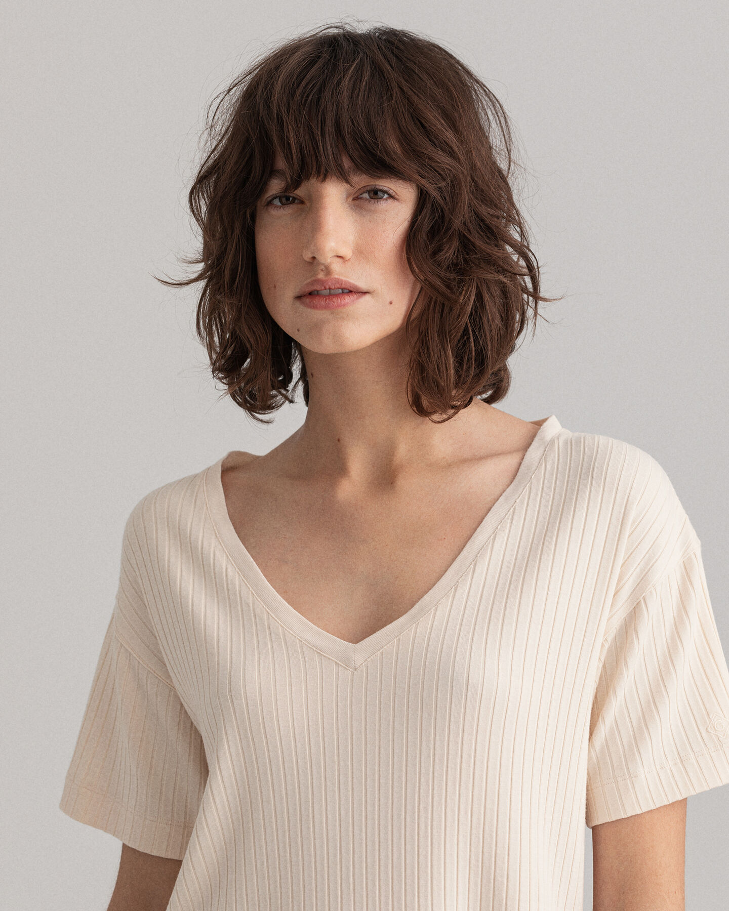 Detail-t‑paita puolipituisilla hihoilla ja sivuhalkioilla