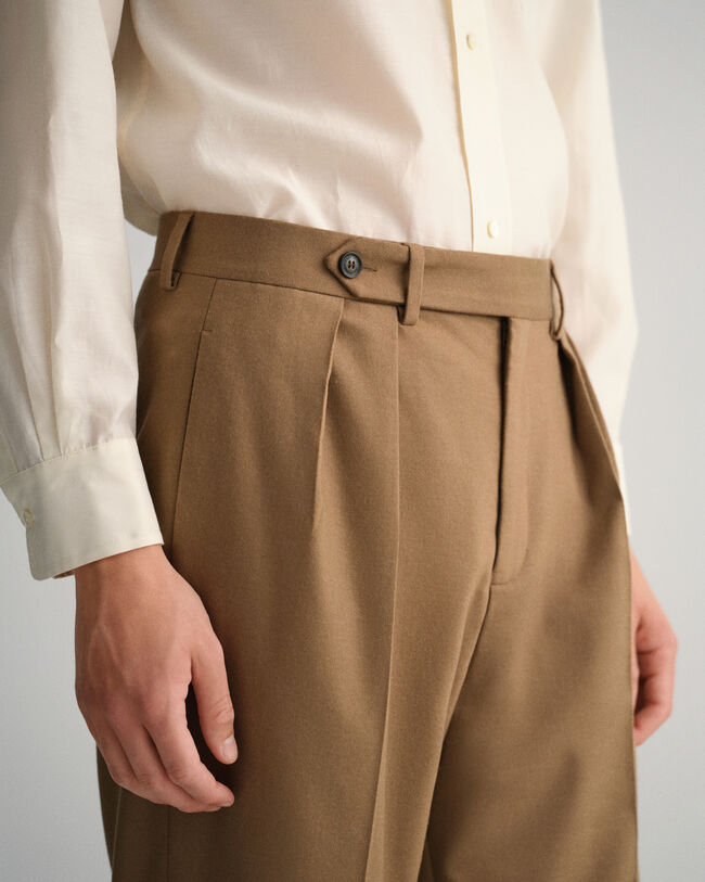 Leveälahkeiset flanelliset puvunhousut