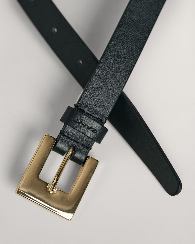 Kapea vy&ouml;, jossa neli&ouml;nmuotoinen solki