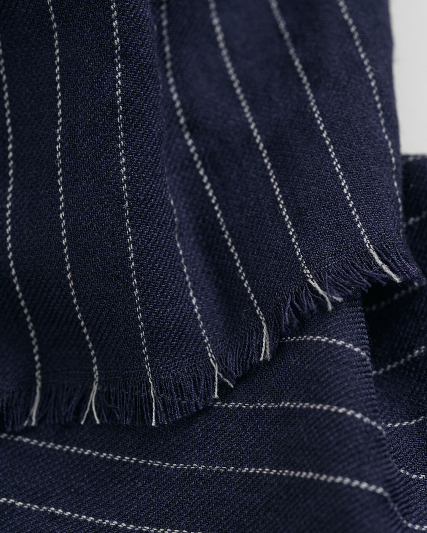 Liituraidallinen kaulaliina erittäin hienosta merinovillasta