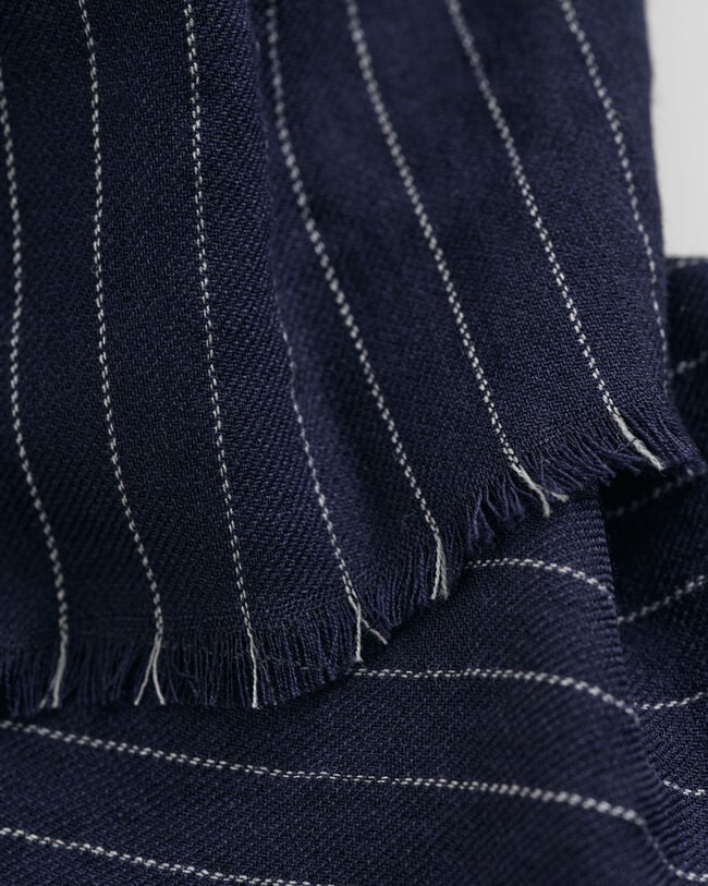 Liituraidallinen kaulaliina erittäin hienosta merinovillasta