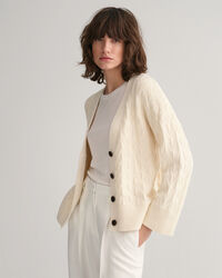 Kalanruotokuvioitu neuletakki, jossa v‑p&auml;&auml;ntie