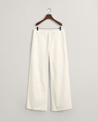 Matalavyötäröiset ja leveälahkeiset valkoiset farkut