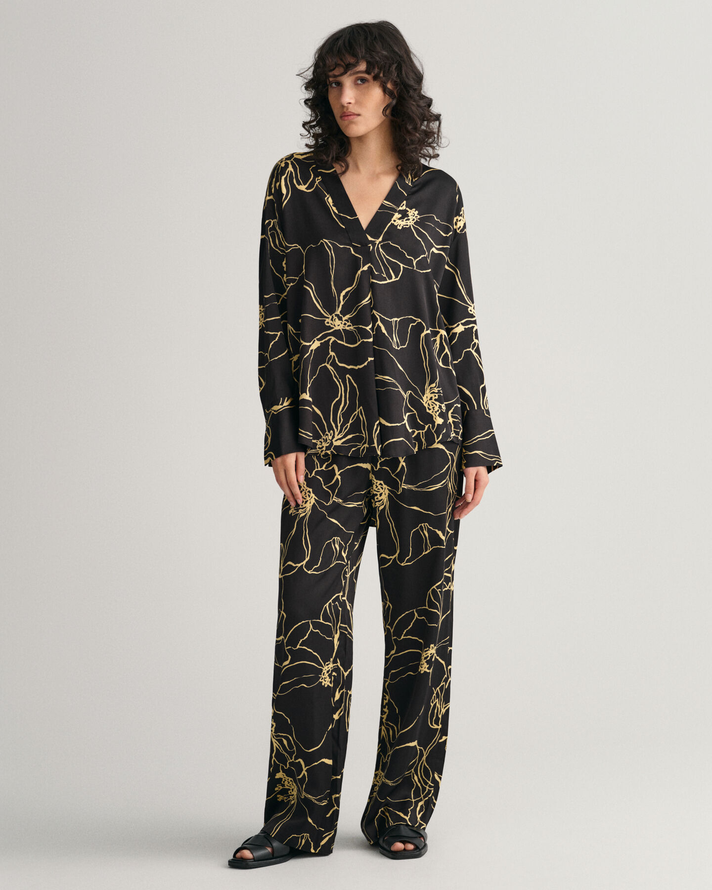 Viivakuvioitu pusero, jossa v-p&auml;&auml;ntie