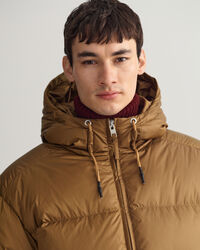 Kiiltävä toppatakki