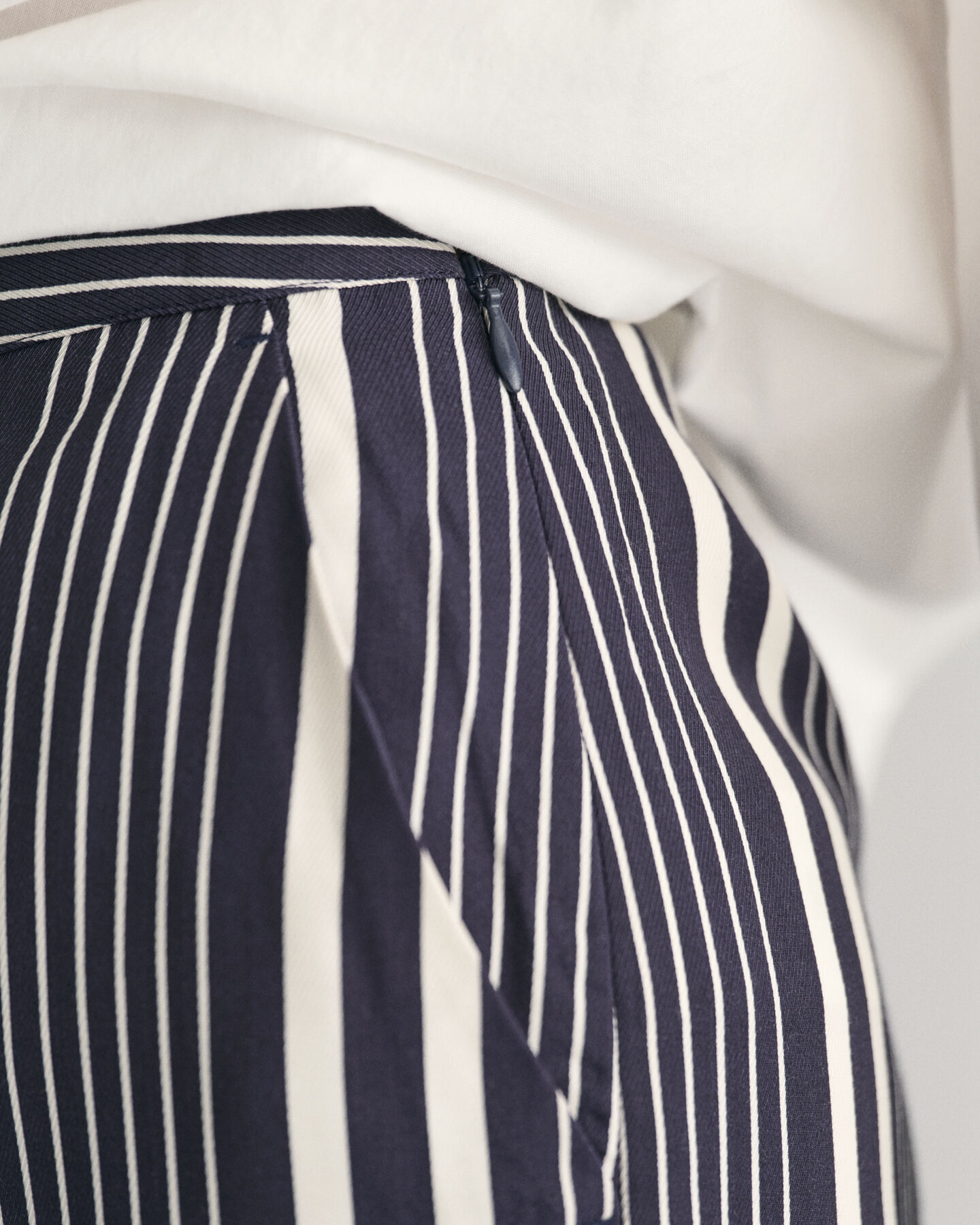 Regular fit ‑mitoitetut leveälahkeiset raitahousut