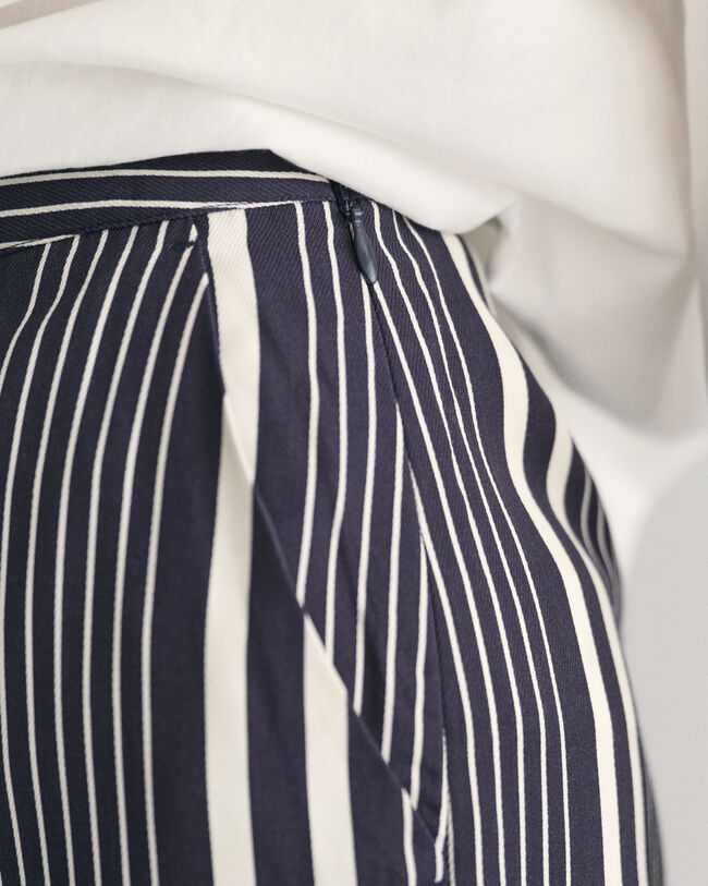 Regular fit ‑mitoitetut leveälahkeiset raitahousut