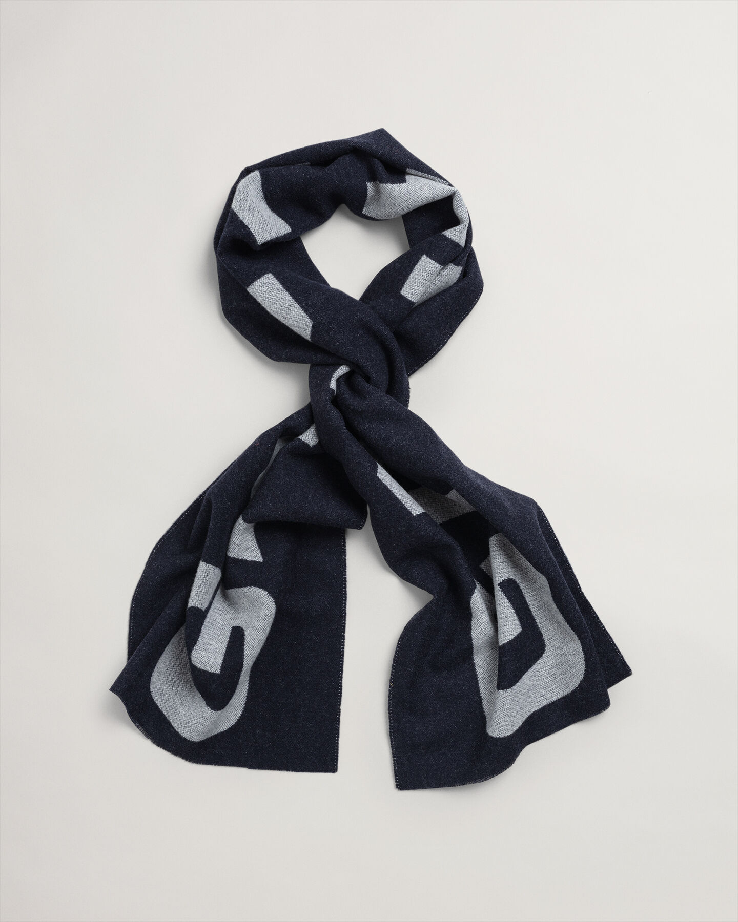 Kontrastivärinen villahuivi