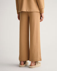 Collegehousut levenevill&auml; lahkeilla