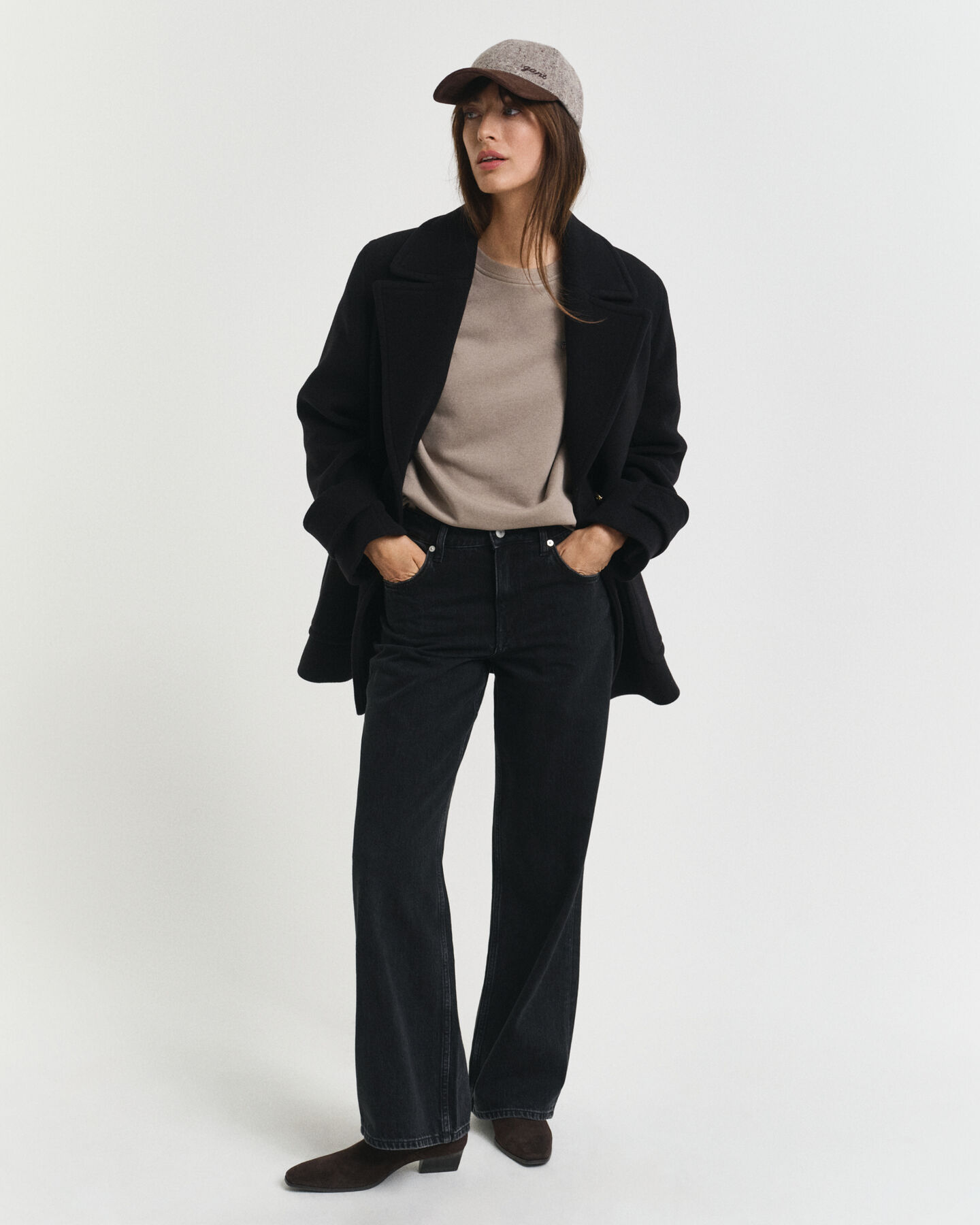 Shield-collegepaita, jossa pyöreä pääntie