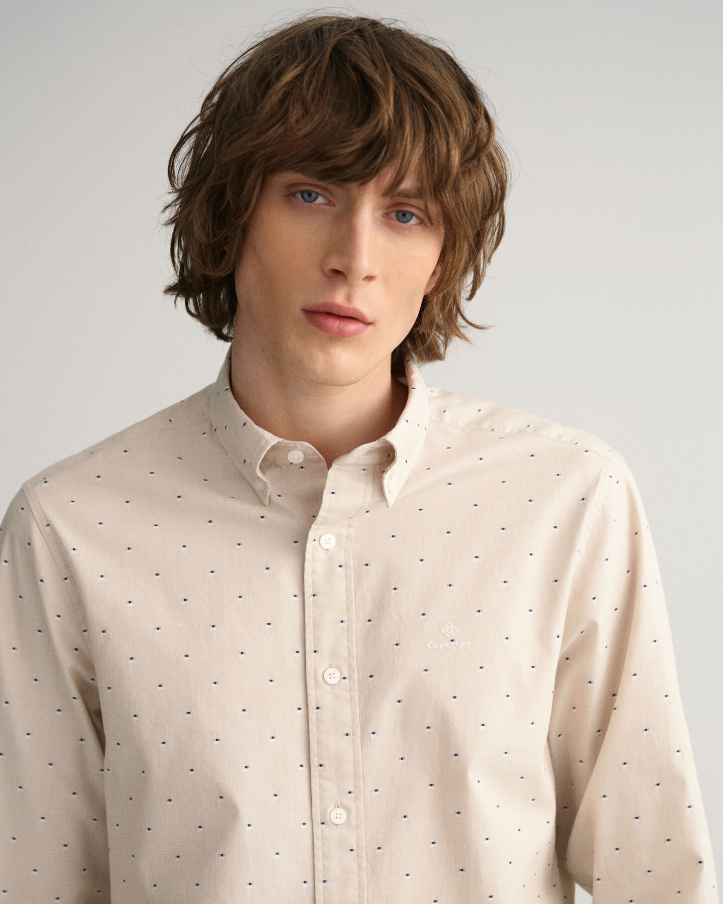 Slim fit ‑mitoitettu paita dobby-pilkkukuosilla