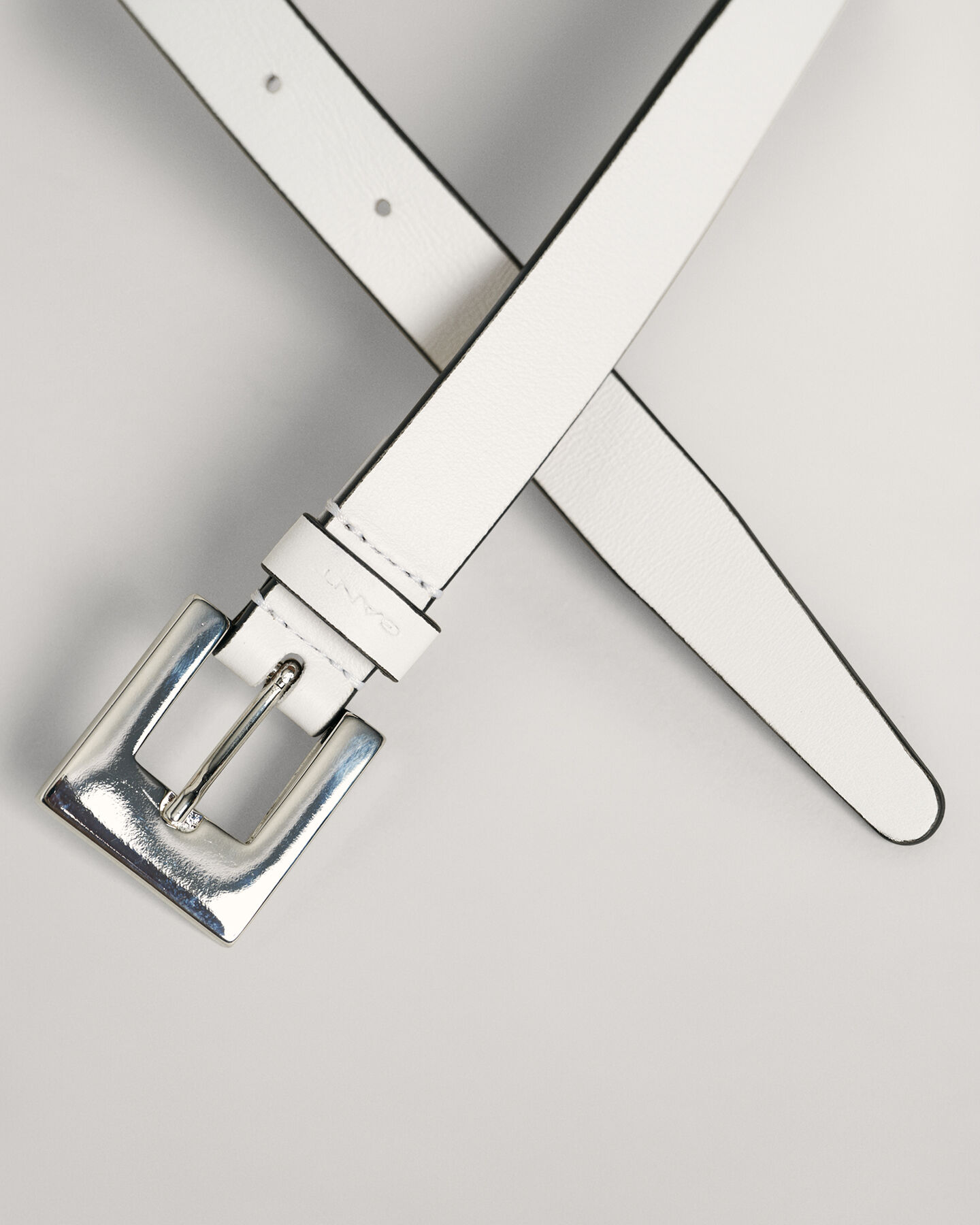 Kapea vy&ouml;, jossa neli&ouml;nmuotoinen solki