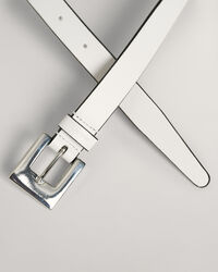 Kapea vy&ouml;, jossa neli&ouml;nmuotoinen solki