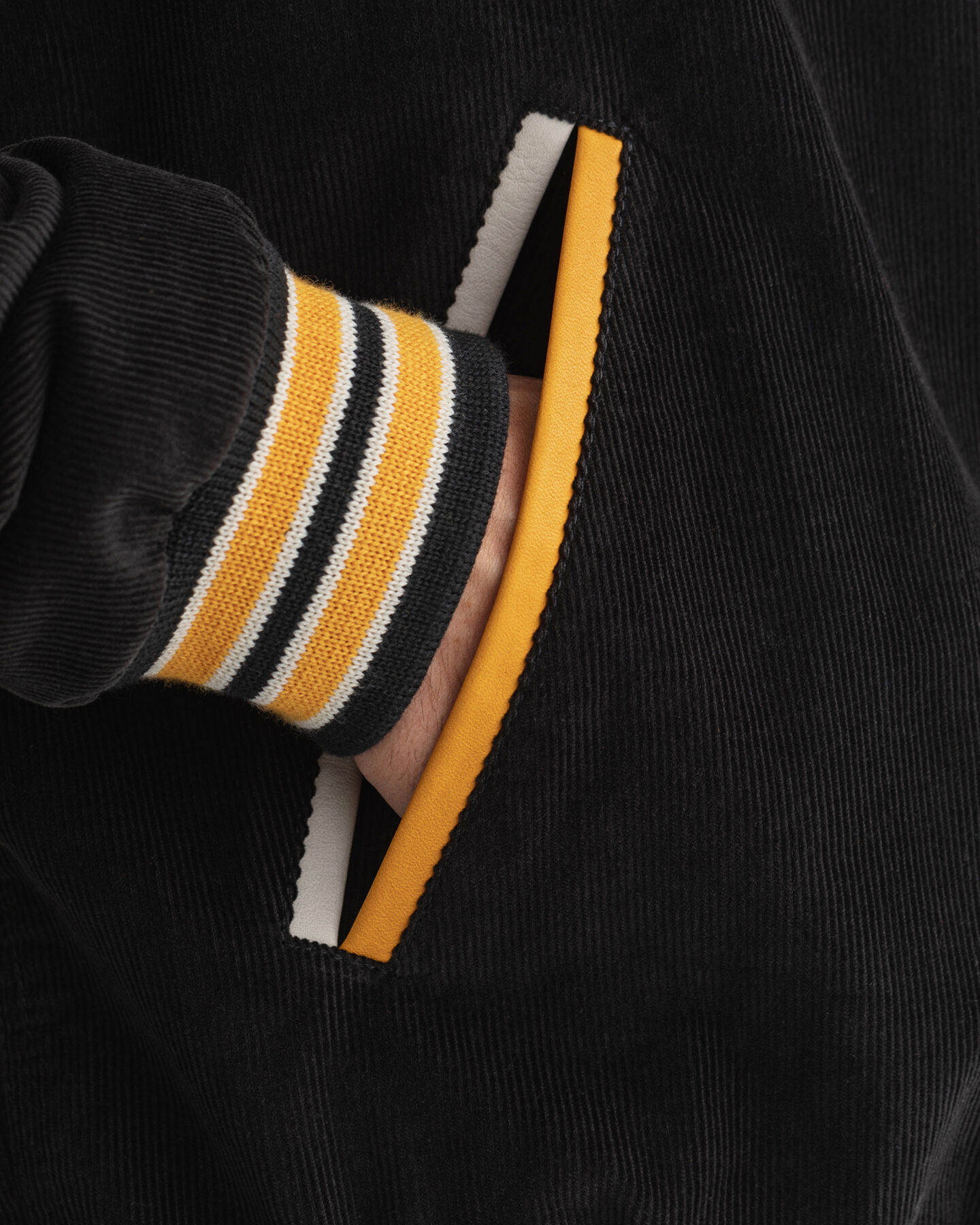 Vakosamettinen GANT Varsity Jacket