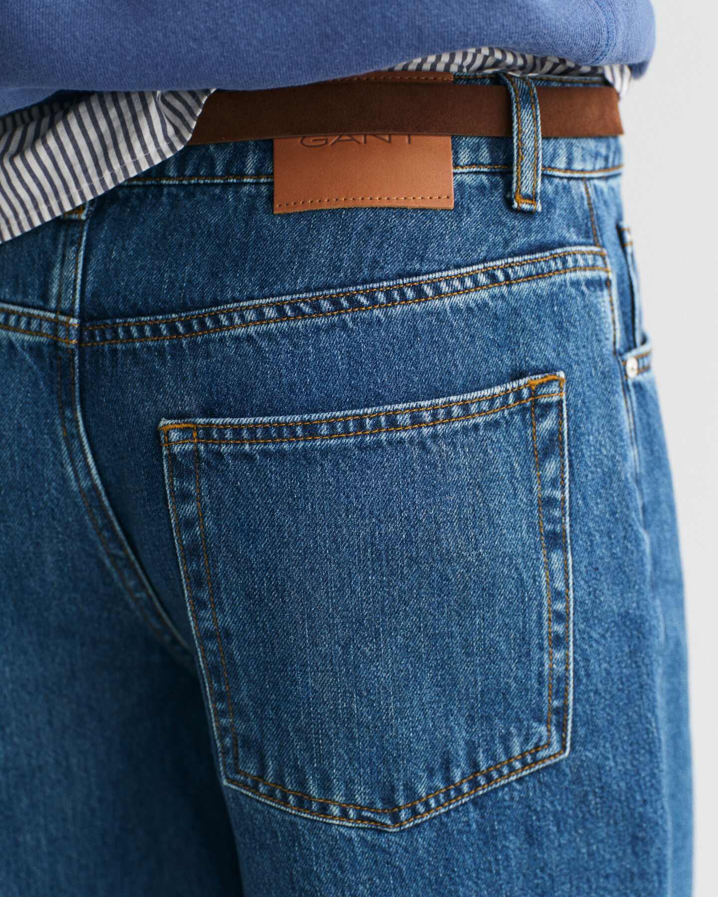 Relaxed fit ‑mitoitetut joustofarkut