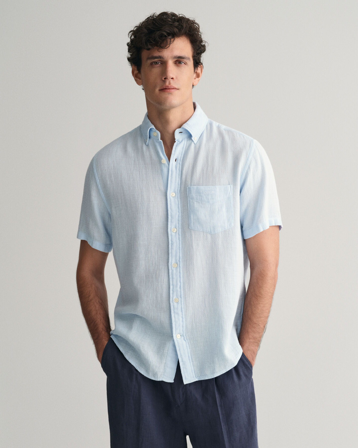 Regular&nbsp;fit ‑mitoitettu lyhythihainen kohopintainen puuvilla-pellavapaita