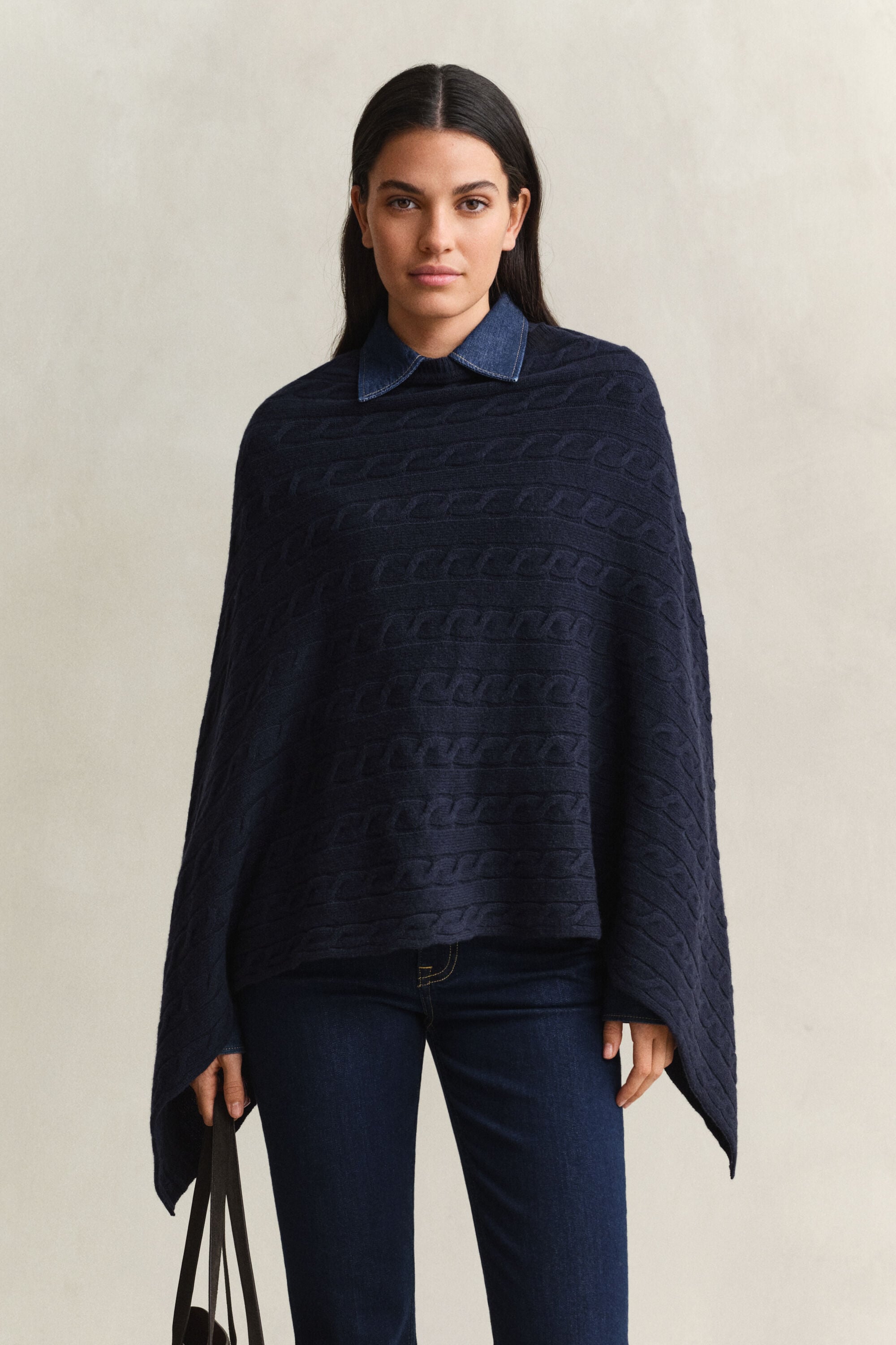 Villainen palmikkoneuleponcho