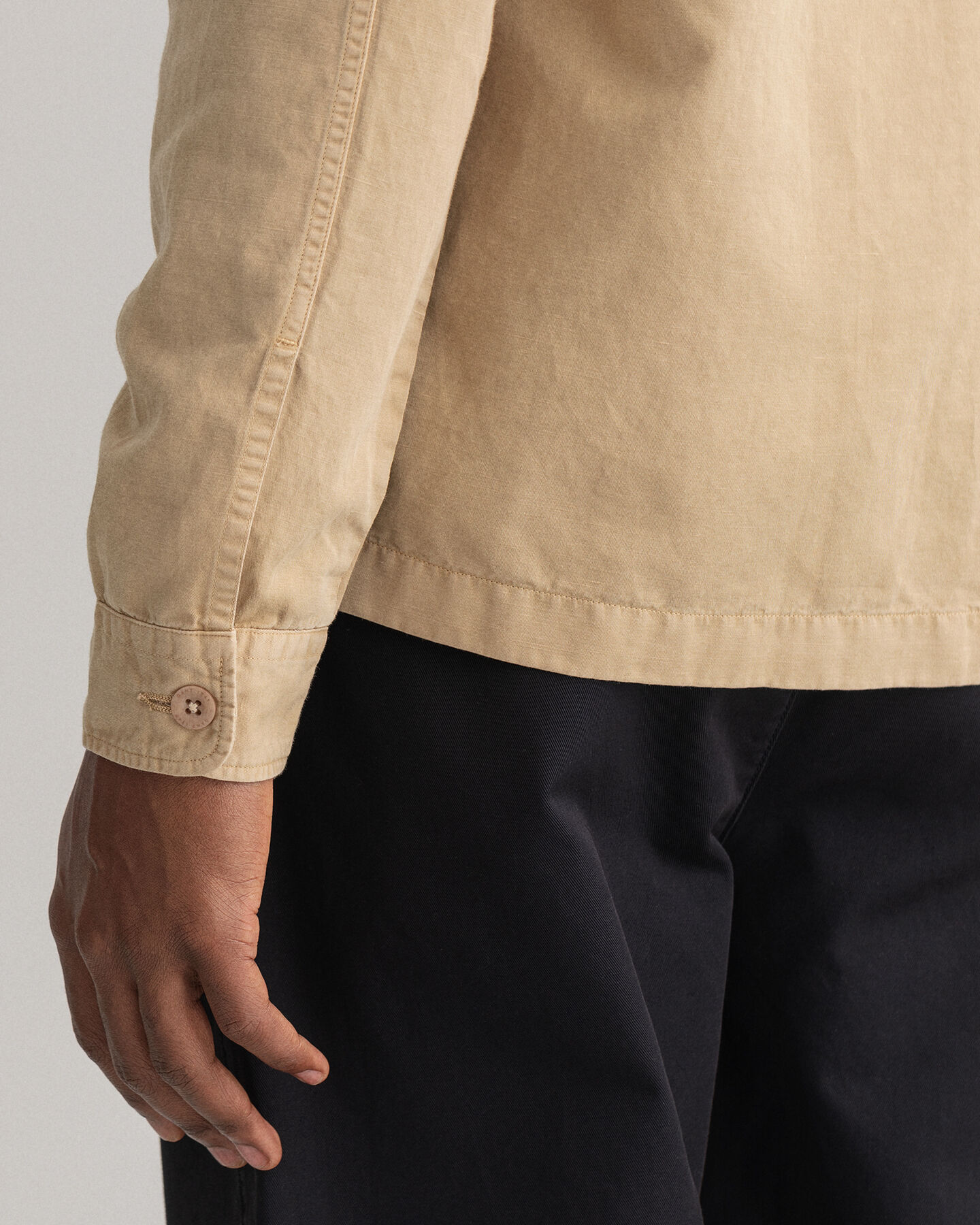 Valmiiksi ommeltuna v&auml;rj&auml;tty p&auml;&auml;llyspaita