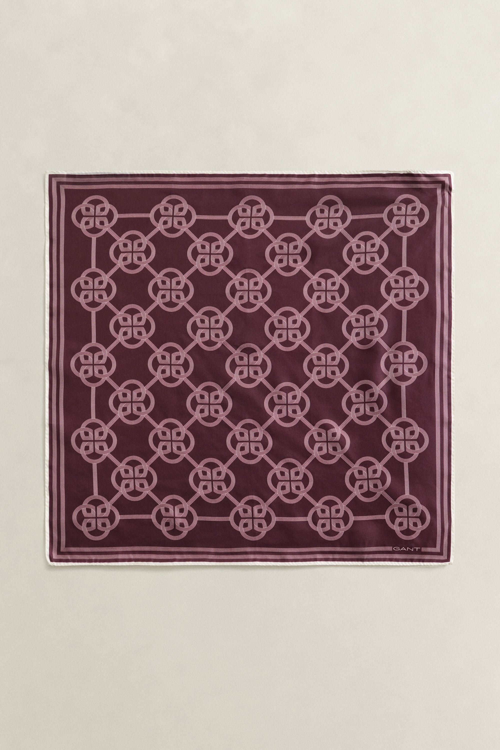 Silkkihuivi monogrammiprinttikuosilla