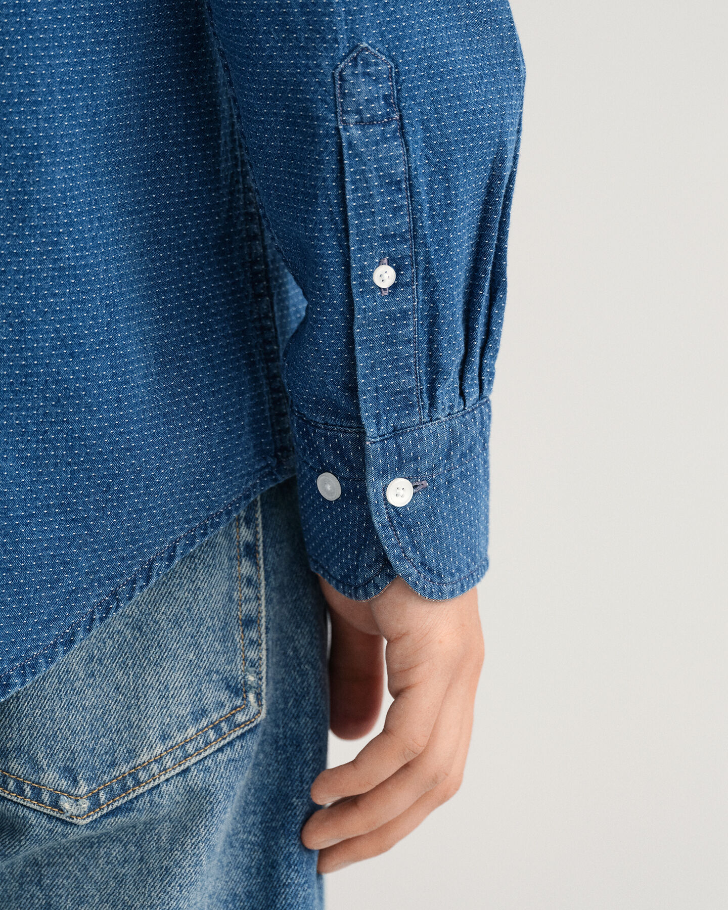 Regular fit ‑mitoitettu indigonsininen pilkukas jacquard-paita