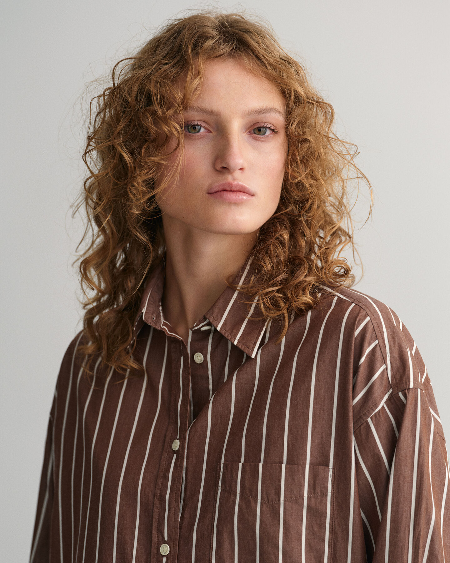 Oversized fit -mitoitettu raidallinen paitamekko