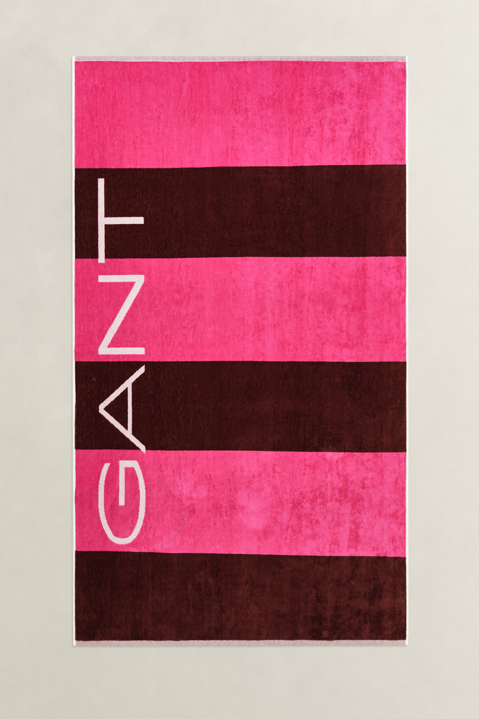 Leveäraitainen rantapyyhe