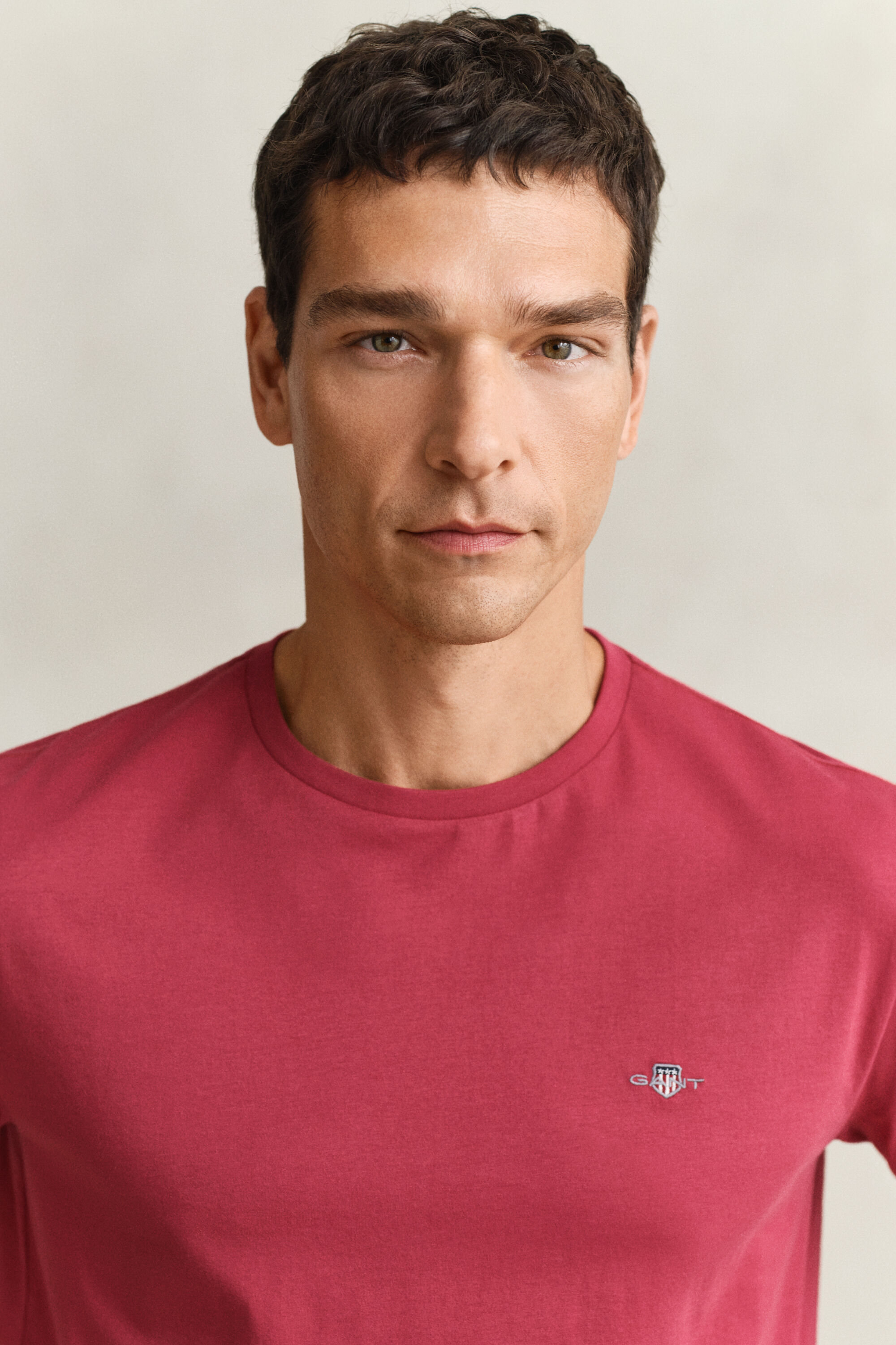 Regular fit ‑mitoitettu Shield-t‑paita