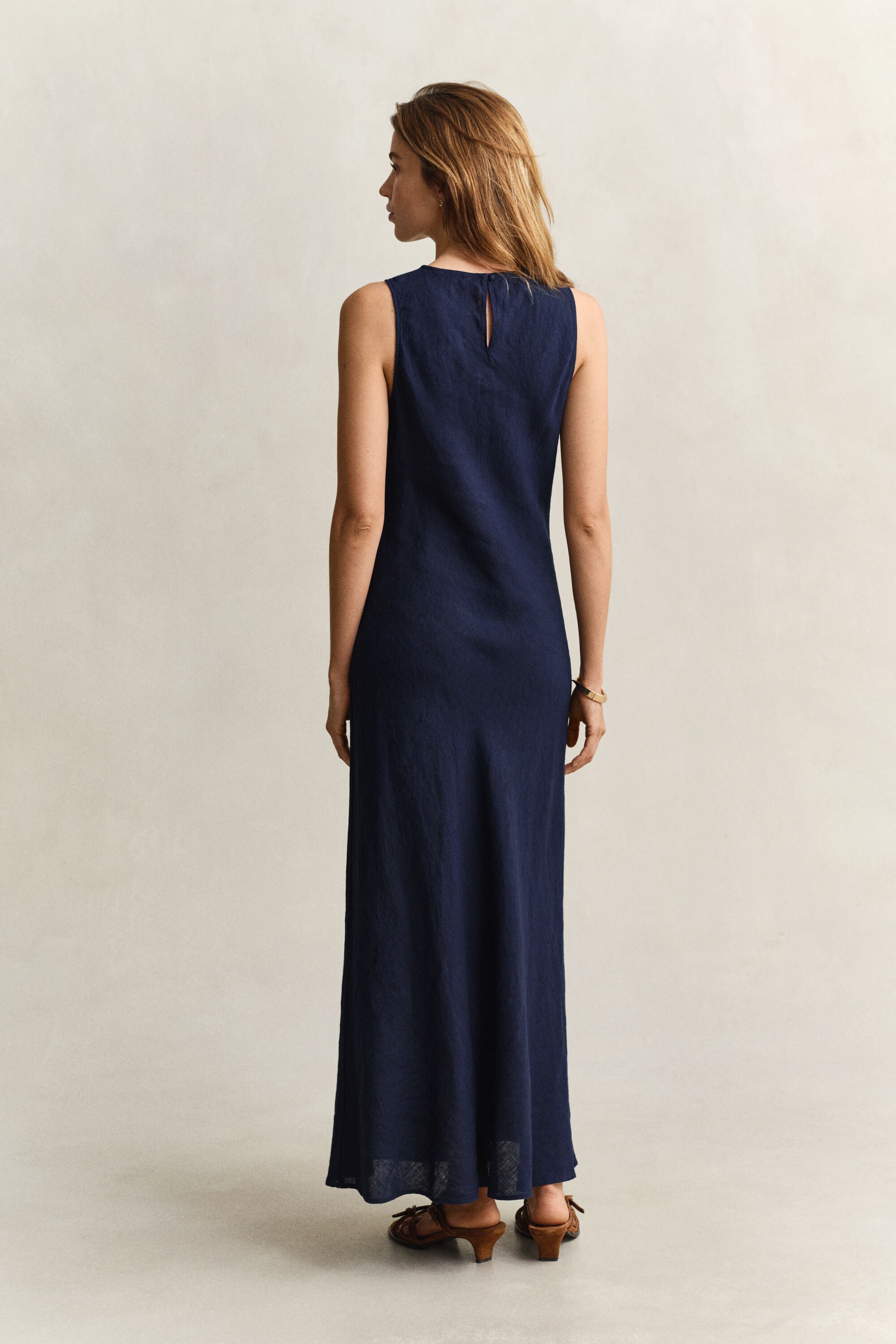 Vinoon leikattu midimittainen pellavamekko