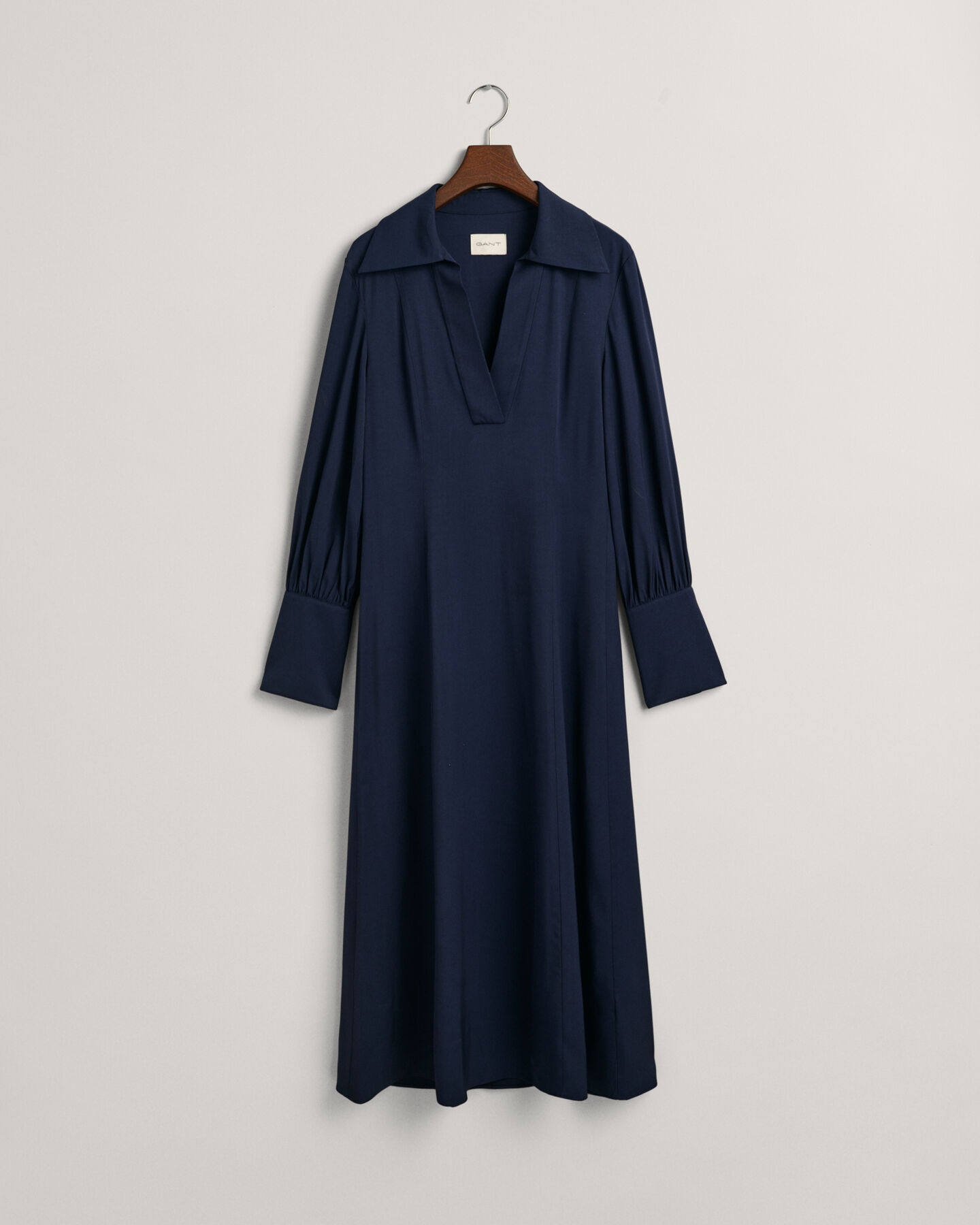 Slim fit ‑mitoitettu mekko, jossa pitkät rannekkeet