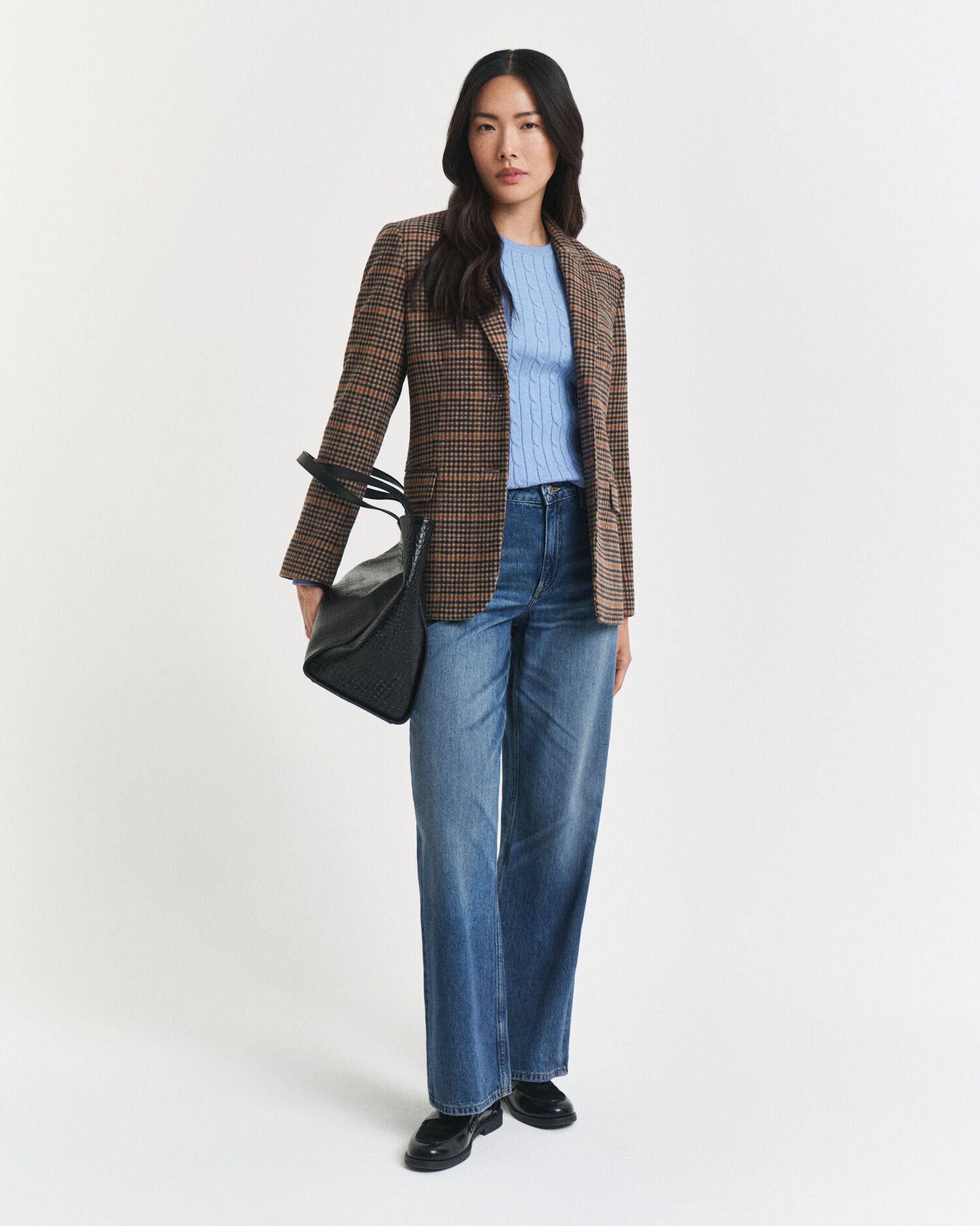 Palmikkoneule, jossa pyöreä pääntie