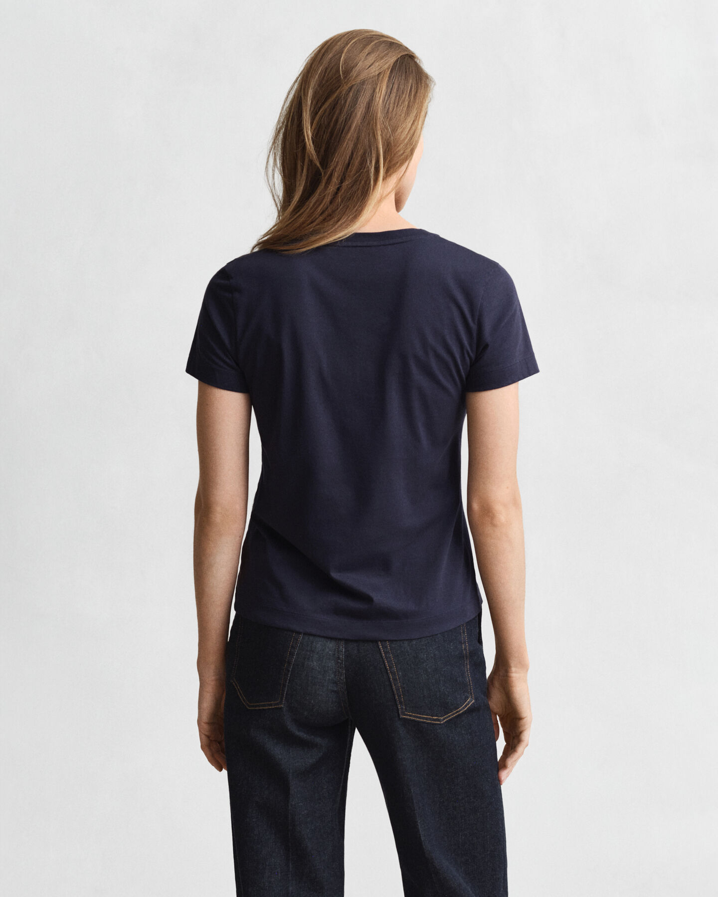 Shield-t‑paita, jossa v-pääntie