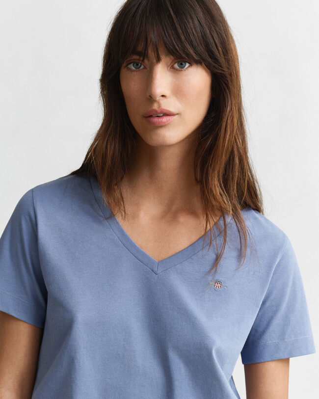 Shield-t‑paita, jossa v-pääntie