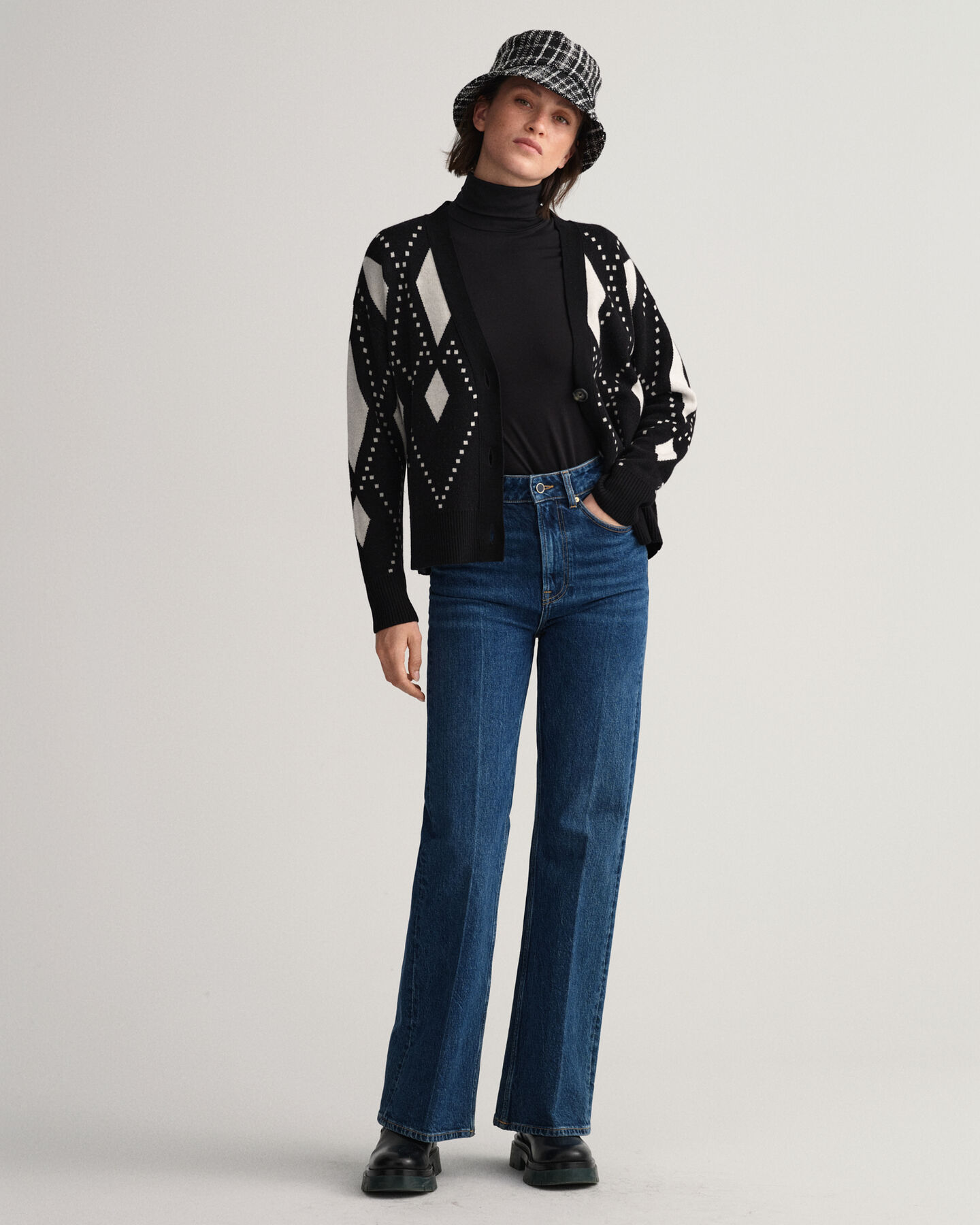 Argyle-neuletakki, v‑p&auml;&auml;ntie