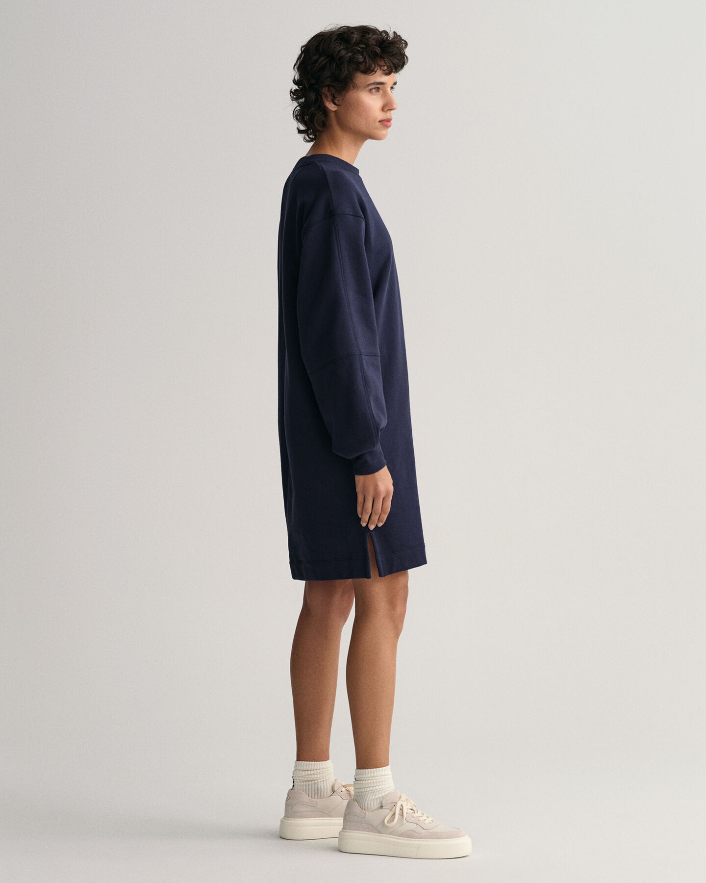 Logolla varustettu v&auml;lj&auml; pitk&auml;hihainen mekko