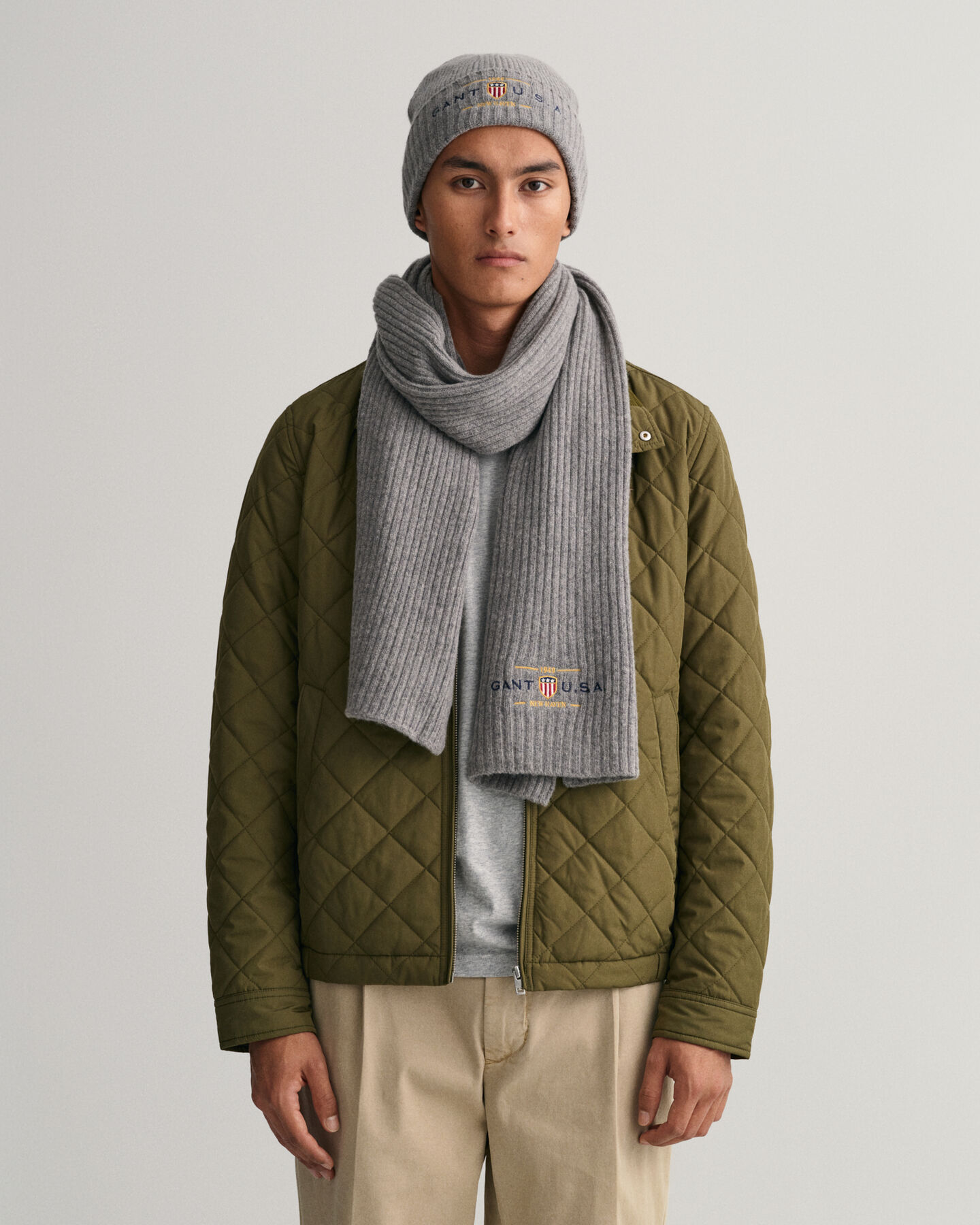 Huivi ja pipo lahjapakkauksessa