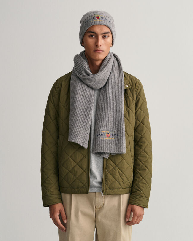 Huivi ja pipo lahjapakkauksessa