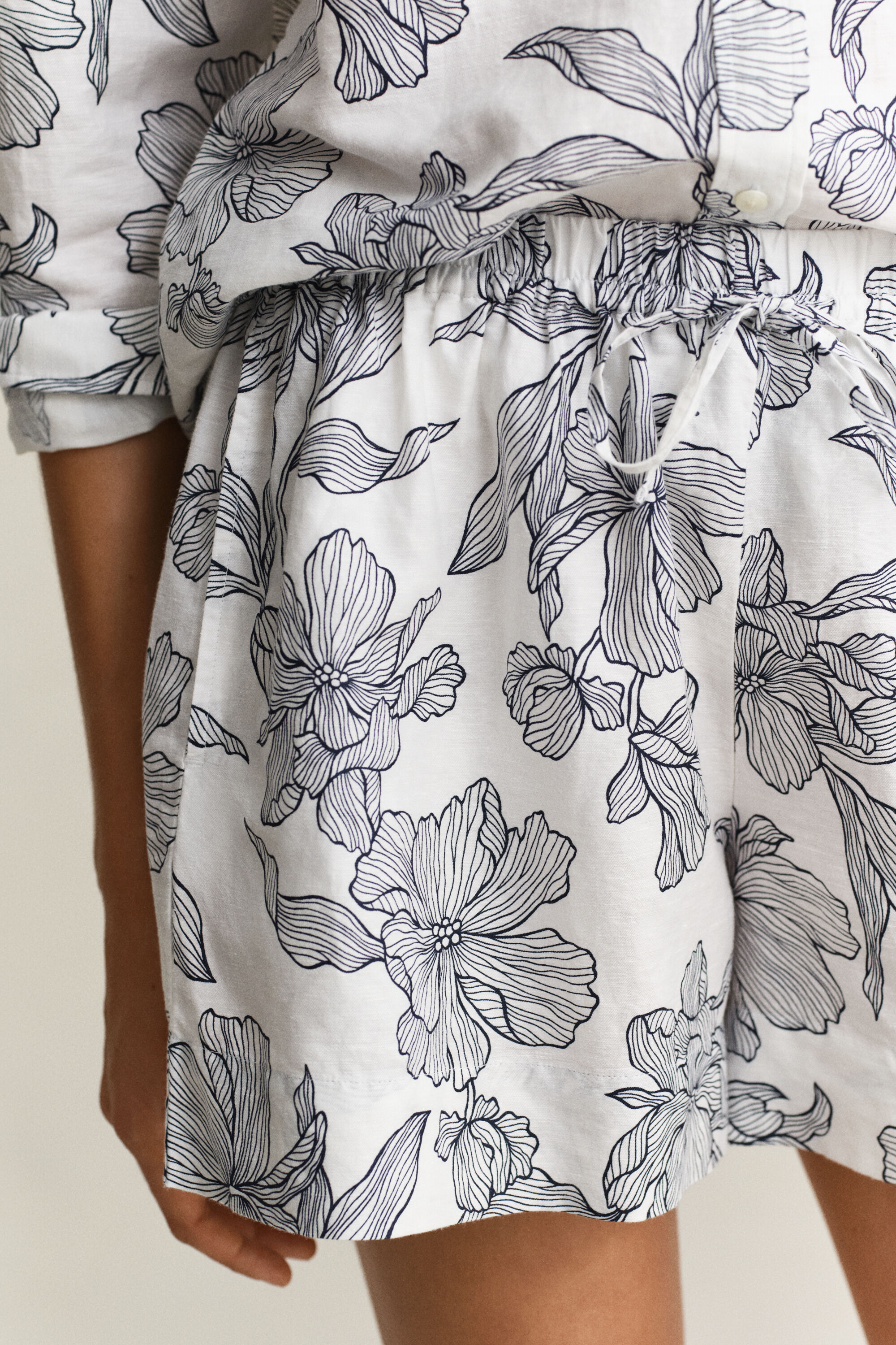 Kukalliset pellavashortsit