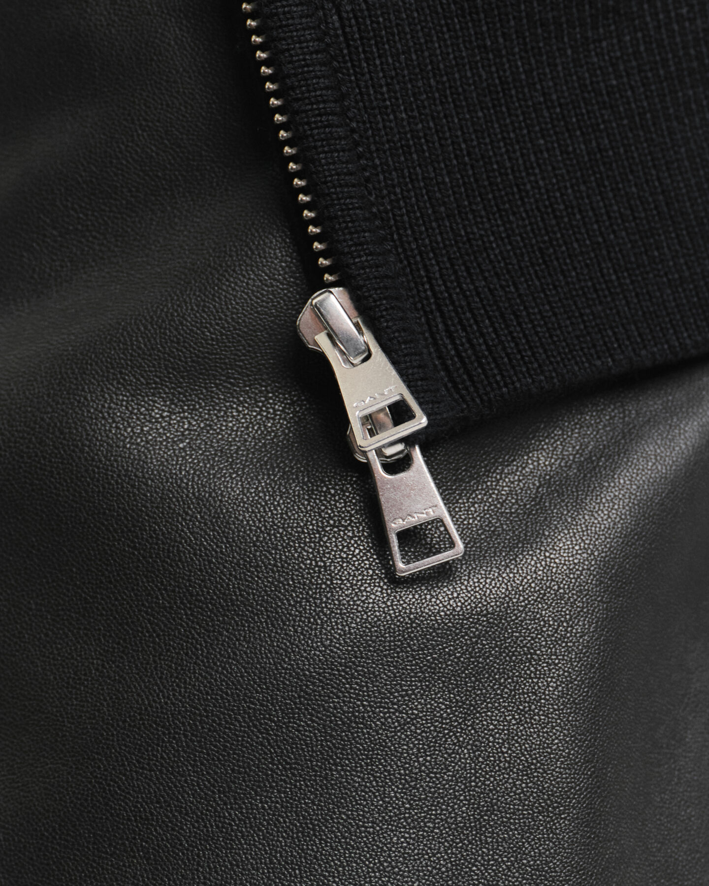 Kohopintainen vetoketjullinen puuvillaneuletakki