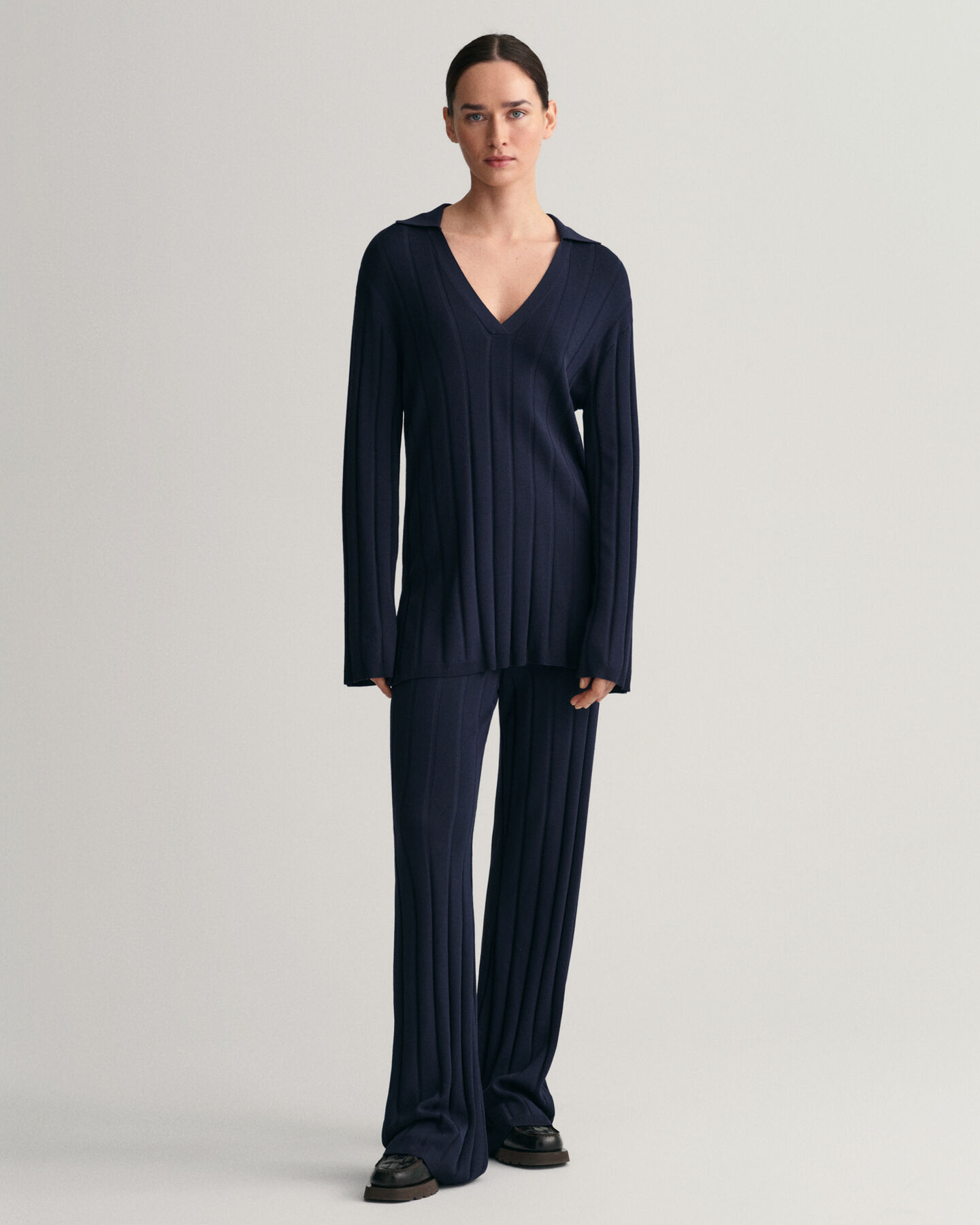 Avokauluksinen joustinneulepusero