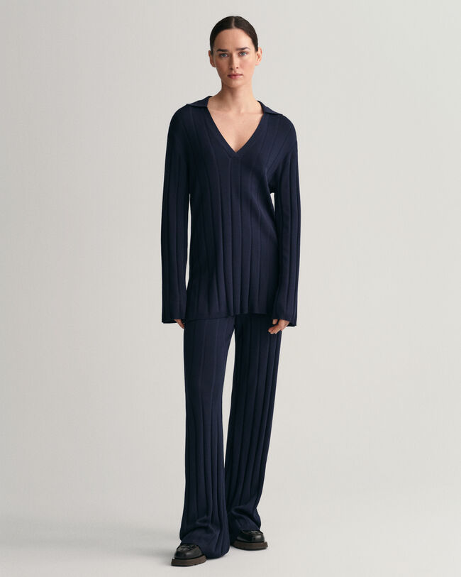 Avokauluksinen joustinneulepusero