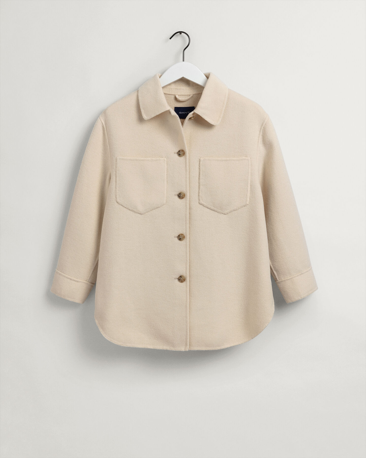 K&auml;sin tikattu paitatakki