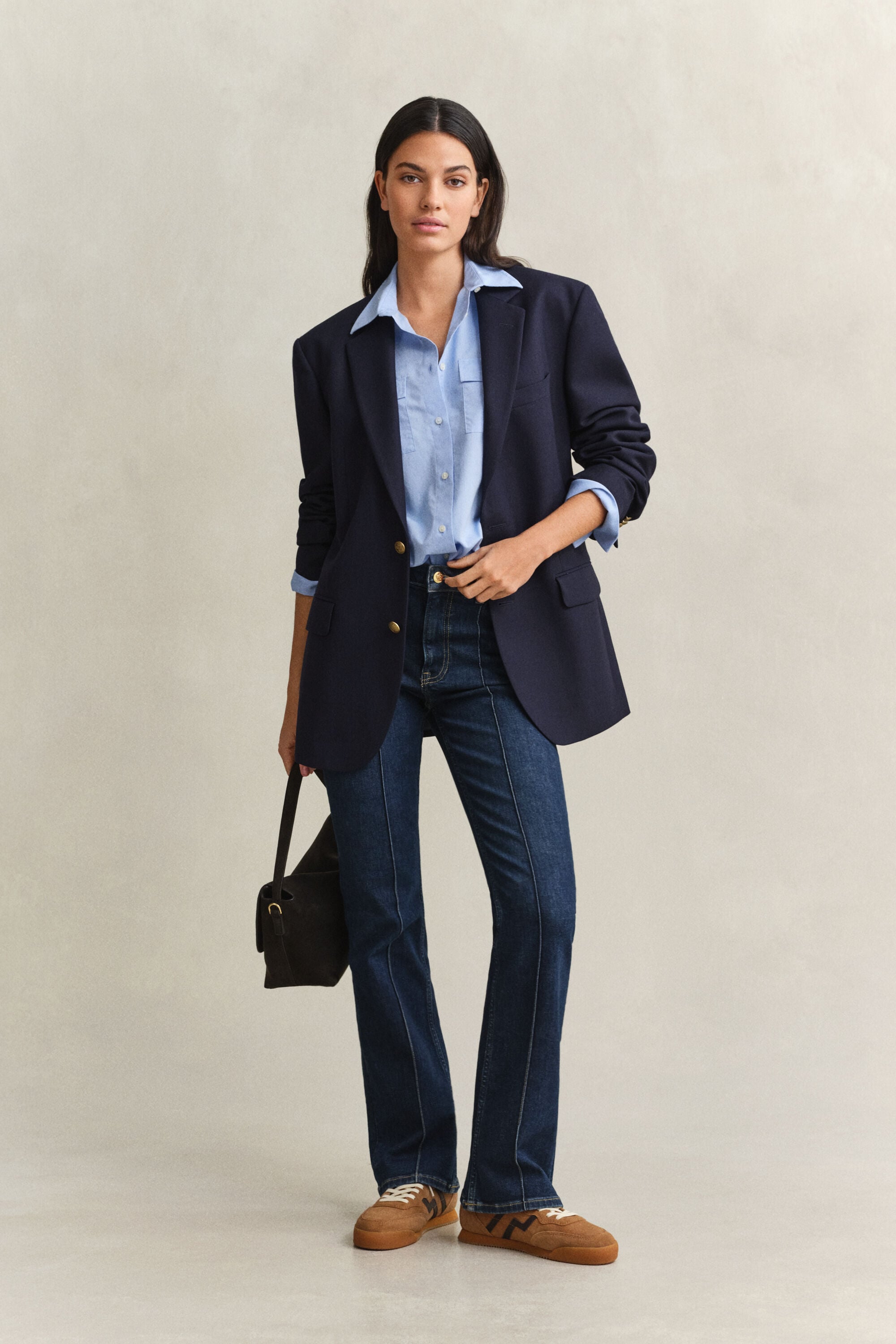 Slim fit -mitoitetut alaspäin levenevät prässifarkut
