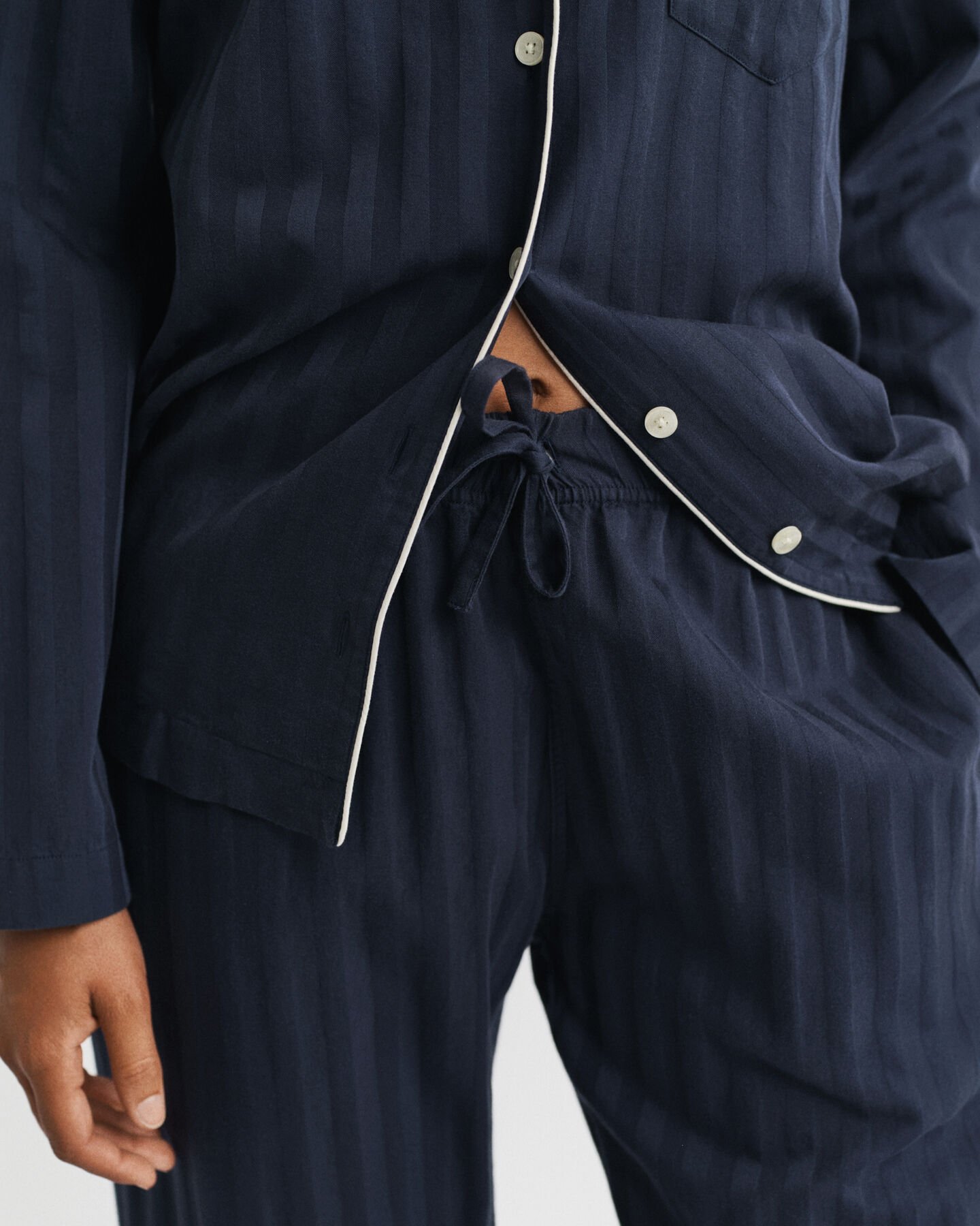 Raidallinen satiinipyjama lahjapakkauksessa