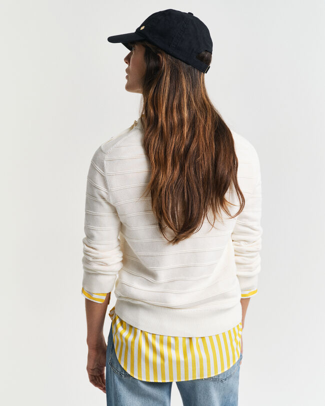 Kohopintainen puuvillaneulepusero, jossa pyöreä pääntie