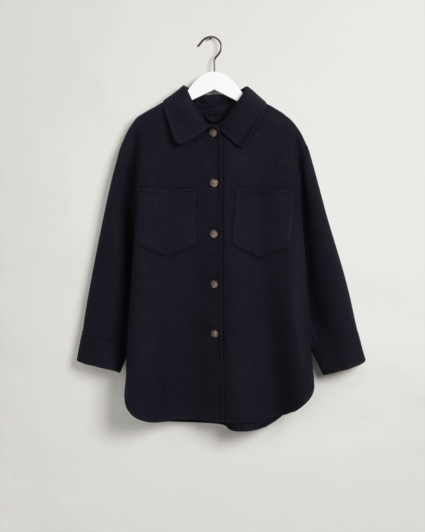 K&auml;sin tikattu paitatakki