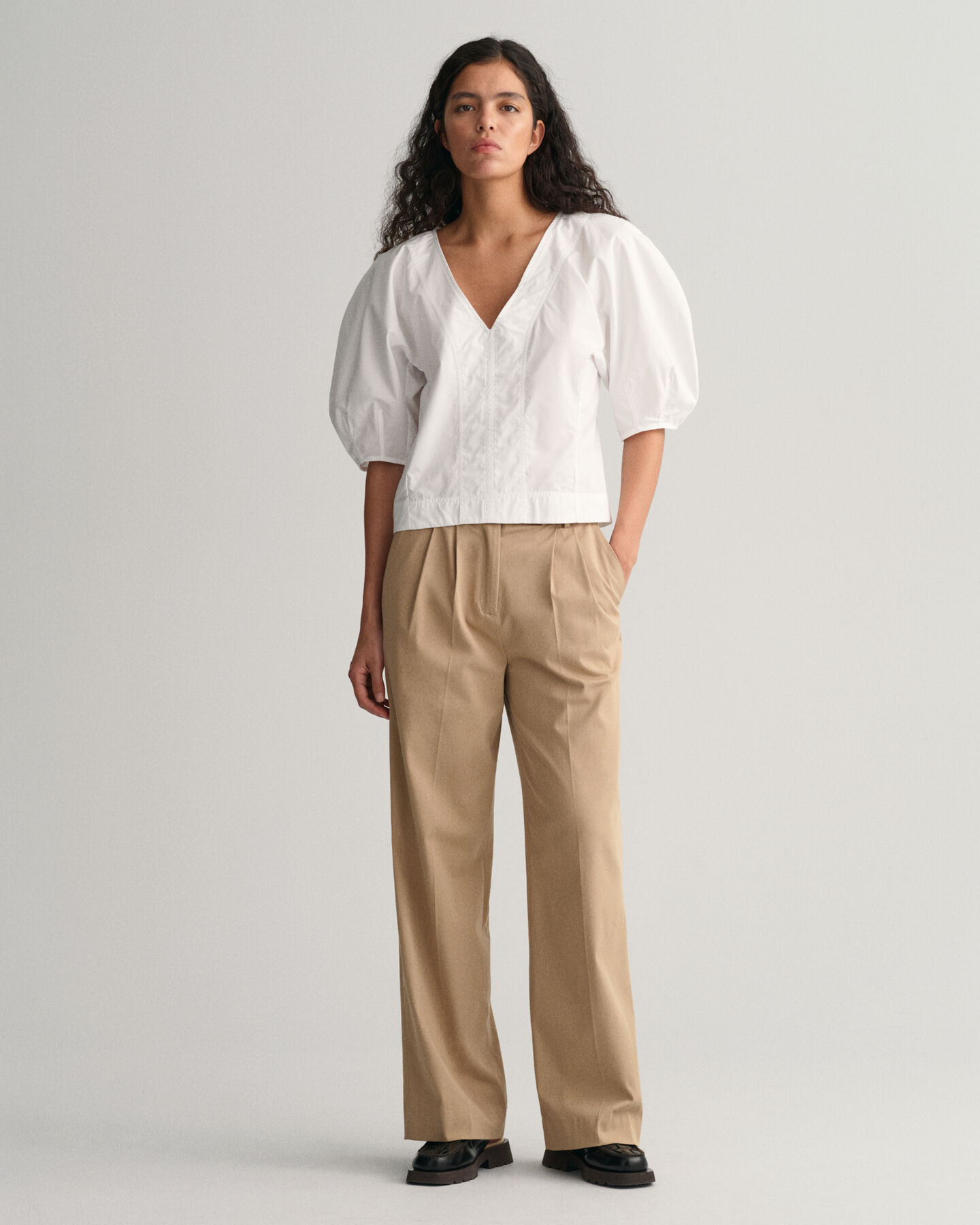 Puhvihihainen pusero, jossa v-pääntie