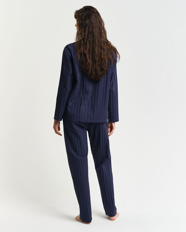 Raidallinen pyjama lahjapakkauksessa