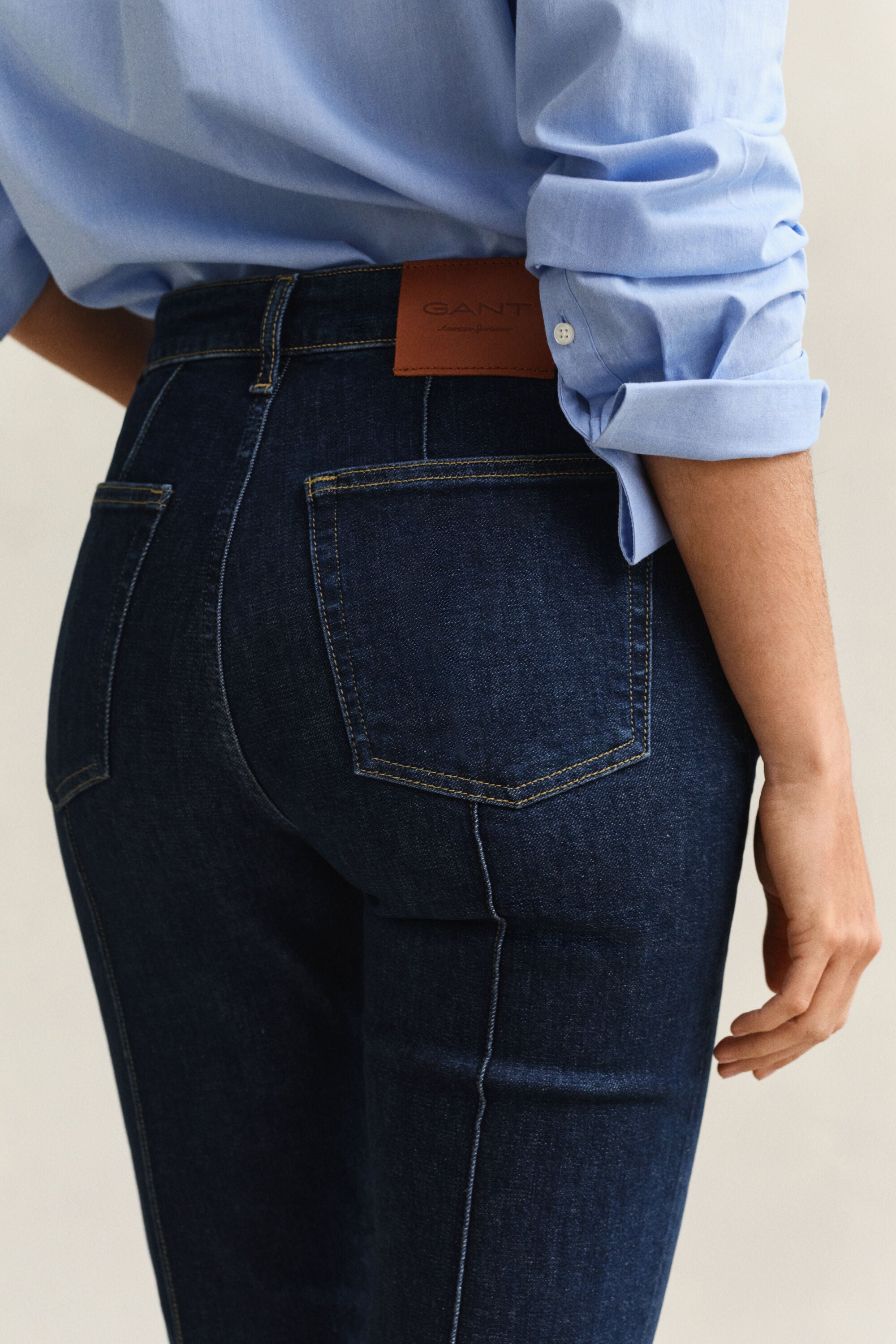 Slim fit -mitoitetut alaspäin levenevät prässifarkut