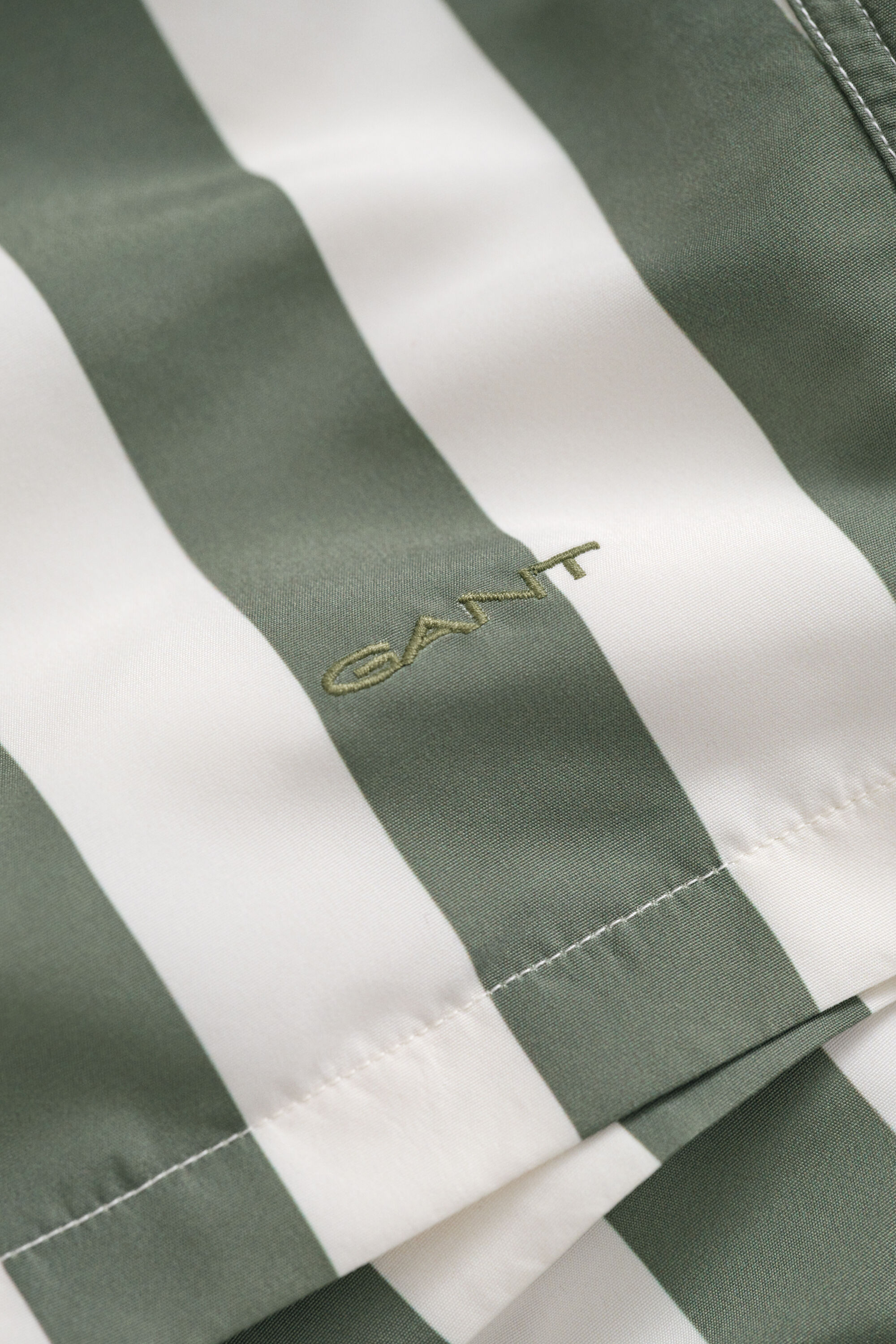 Leveäraidalliset uimashortsit