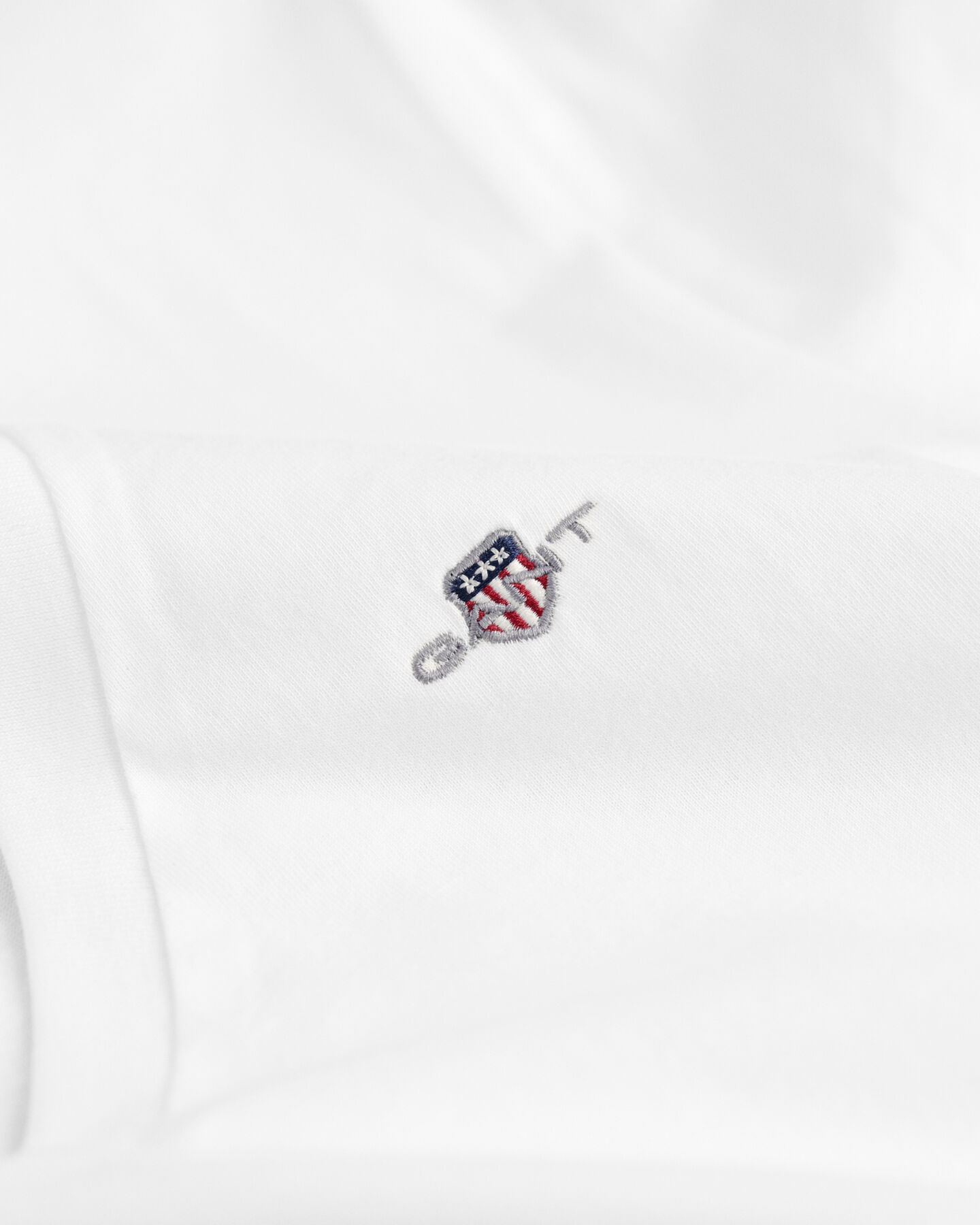 Shield-t‑paita, jossa v-pääntie